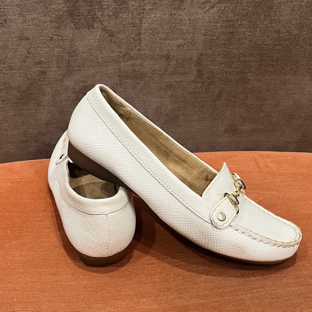 Naturalizer Georgia White Faux Leather Loafer size 6.5 US